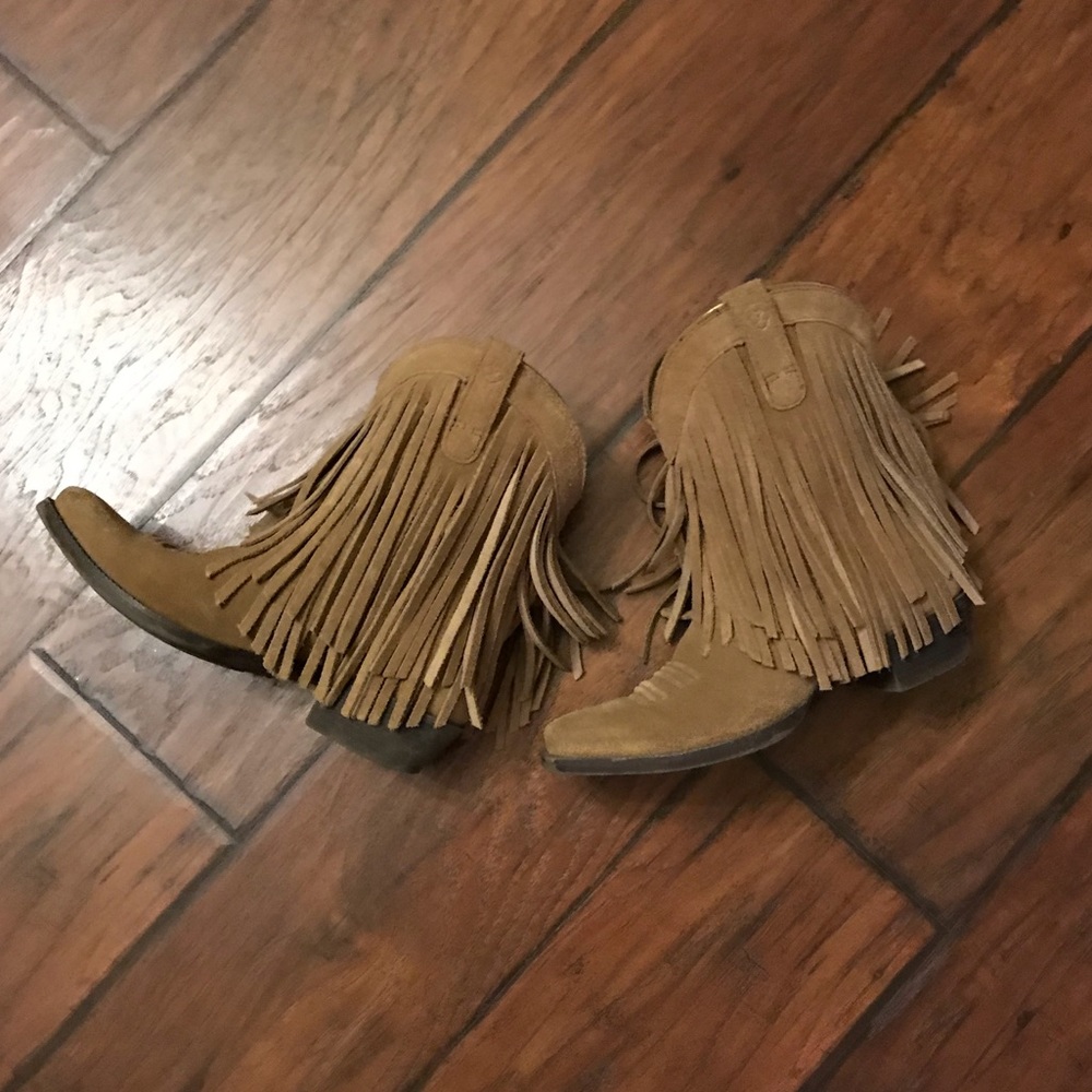 Little girl fringe boots